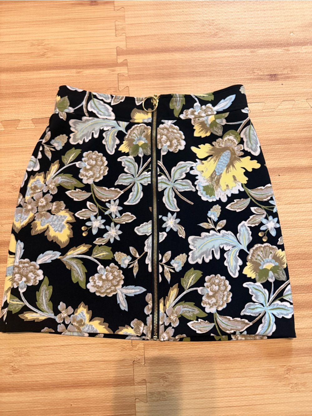 I.N.C floral  Print Black Pencil Skirt with Center Zip size Small